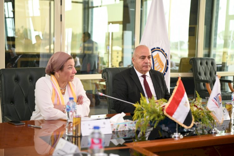 وزيرة البيئة ومحافظ قنا يفتتحان معرض للمنتجات البيئة