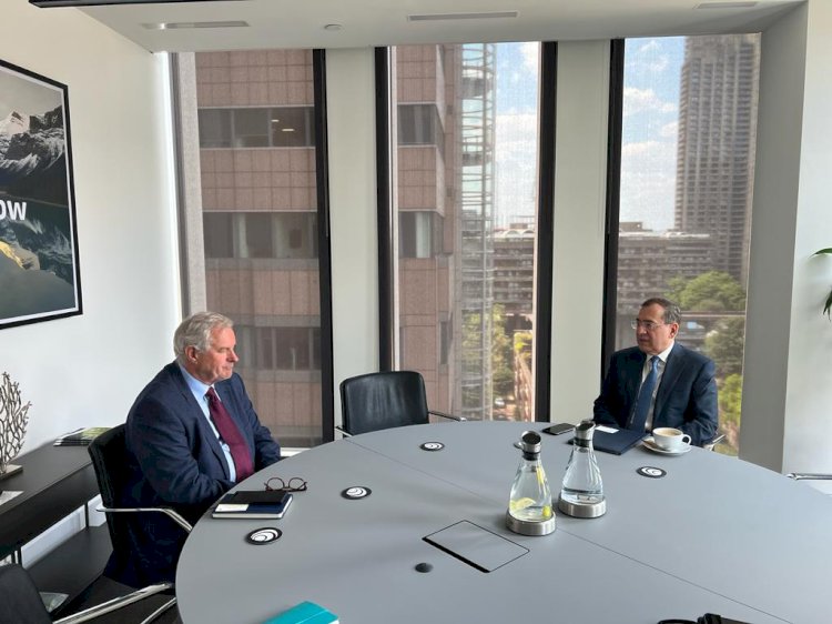 طارق الملا في جلسة مباحثات ثنائية مع أندرو براون