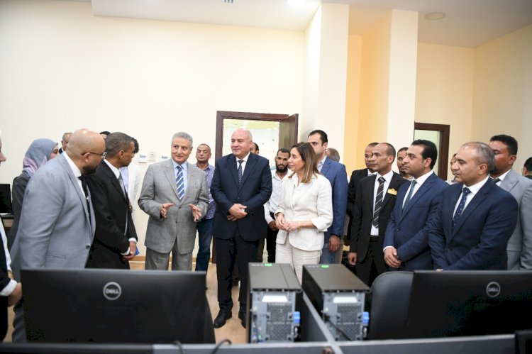 وزيرة الثقافة ومحافظ قنا يفتتحان "مكتبة مصر العامة" بقنا