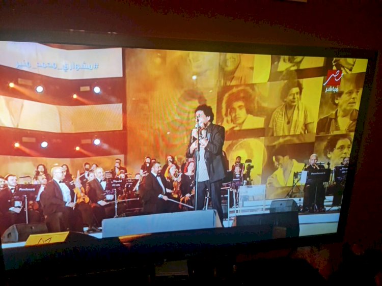 الملك يصدح في الرياض بأول أغانيه الليلة ياسمرا