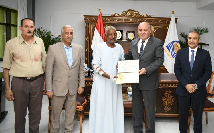 محافظ قنا يكرم بطل حادث حريق محطة وقود المعنا