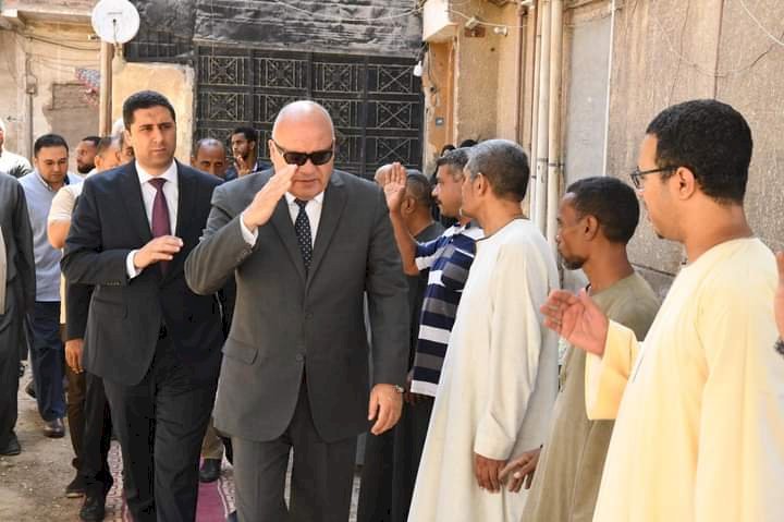 محافظ قنا يقدم واجب العزاء لأسرة العامل الذي توفي إثر حادث حريق محطة وقود المعنا