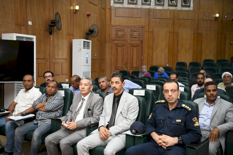 خلال اجتماعه الدورى مع المستثمرين .. محافظ قنا يوجه بتذليل المعوقات بكافة المناطق الصناعية لجذب المزيد من الاستثمارات