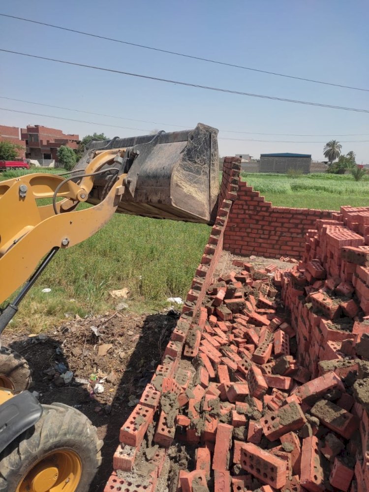 إزالة 29 حالة تعد بالبناء المخالف على الأرض الزراعية بمركز بنى مزار