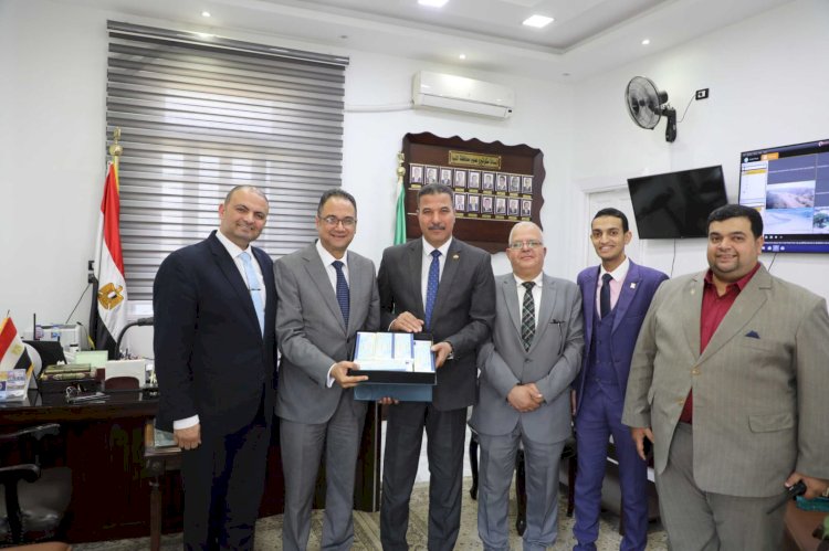 سكرتير عام محافظة المنيا  يلتقي ممثلي البنك الزراعي المصري ويتسلم 1600 كوبون لدعم الأسر الأولى بالرعاية