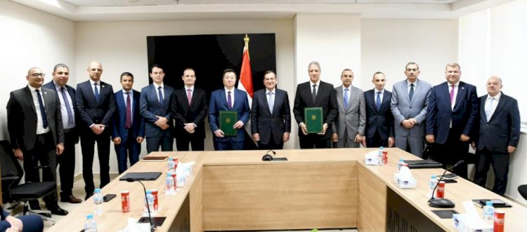 طارق الملا يشهد التوقيع بين هيئة البترول وأباتشي الامريكية