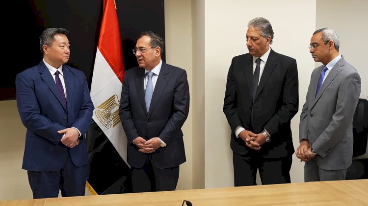 طارق الملا يشهد التوقيع بين هيئة البترول وأباتشي الامريكية