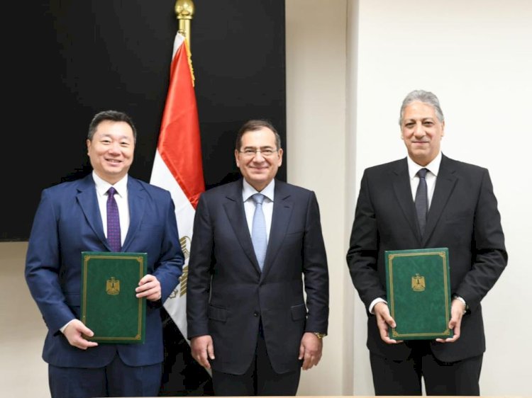 طارق الملا يشهد التوقيع بين هيئة البترول وأباتشي الامريكية