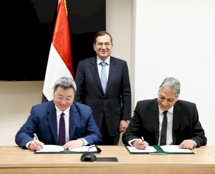 طارق الملا يشهد التوقيع بين هيئة البترول وأباتشي الامريكية