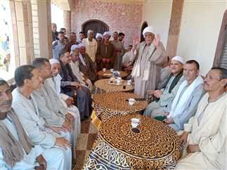 يوم الوقفة.. «لجنة المصالحات» تنجح في إنهاء خصومة بين عائلتين بالمنيا