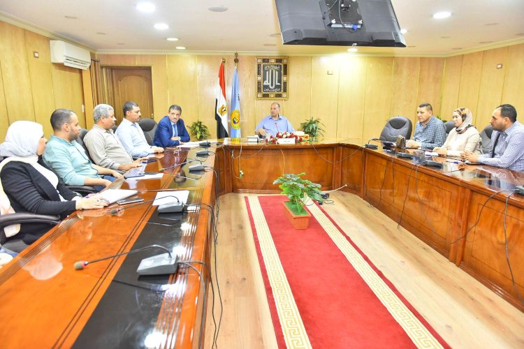 محافظ أسيوط يترأس اجتماع متابعة الموقف التنفيذى لمشروعات الوحدات والمراكز الصحية بالقرى