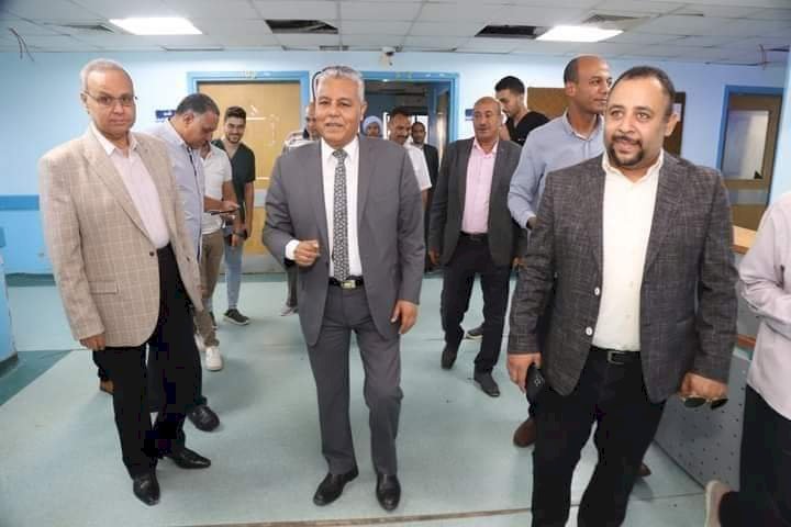 رئيس جامعة جنوب الوادي يزور المستشفيات الجامعية لتهنئة المرضى بعيد الأضحى المبارك