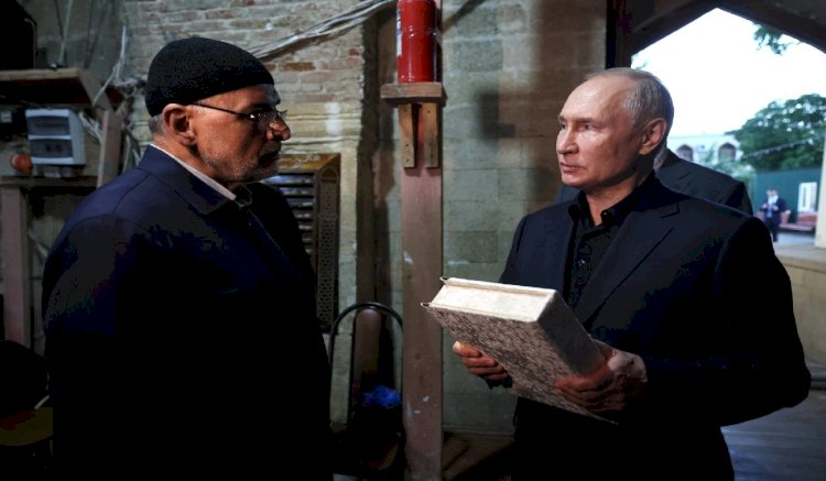 الأزهر يُعلق على موقف الرئيس الروسى بعد احتضانه نسخة من المصحف