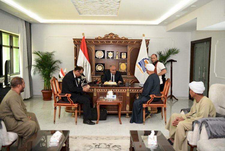 محافظ قنا يستأنف استقبال المواطنين بمكتبه 