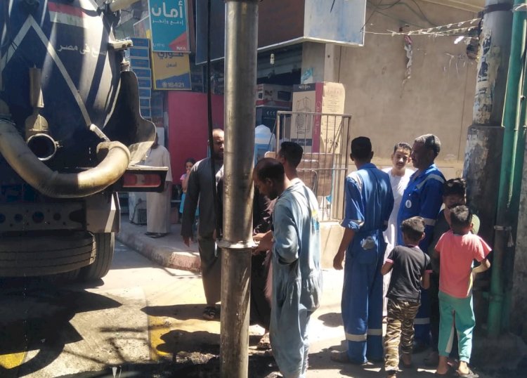 تطهير شبكات الصرف الصحى لعدة مناطق بقنا