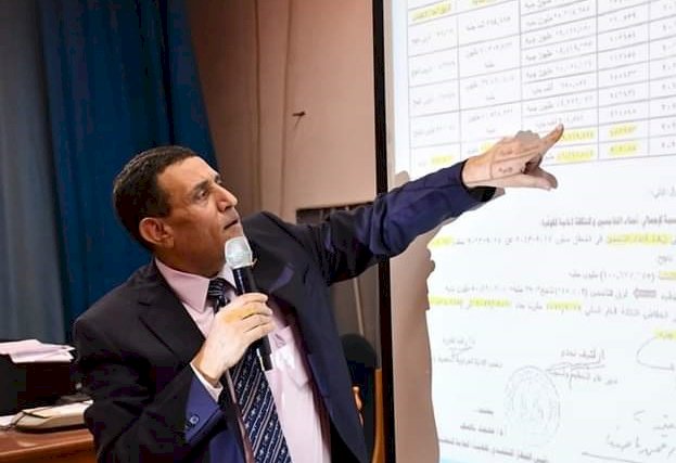 ناصف" يكرم أبناء هيئة تعليم الكبار المتميزين