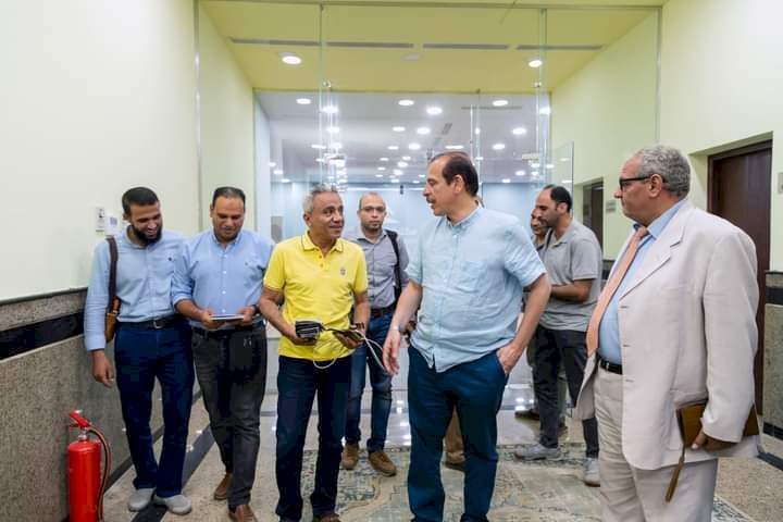 د.عمرو قنديل يقوم بجولة شاملة للوقوف علي مستوي الصحة في قنا