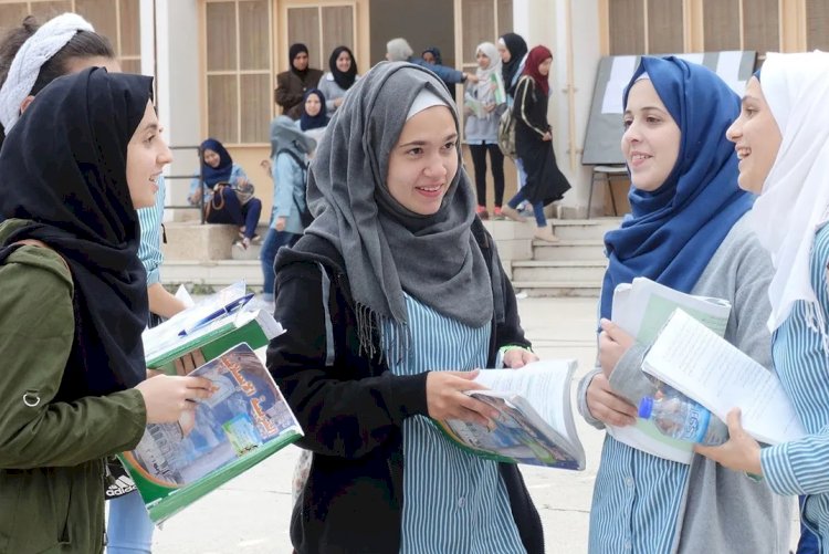 طلاب الثانوية العامة يتجمعون أمام المدارس استعدادا لآخر امتحاناتهم