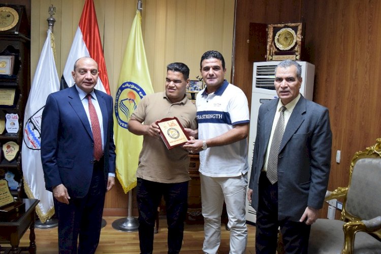 رئيس جامعة بني سويف يكرم محمود عنتر ثاني العالم في جودو المكفوفين