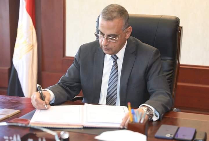 محافظ سوهاج يجري حركة تنقلات محدودة بالقيادات المحلية