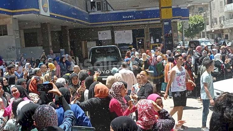 مزمار وطبل وشماريخ.. كيف احتفل طلاب الثانوية في المنيا بانتهاء الامتحانات؟