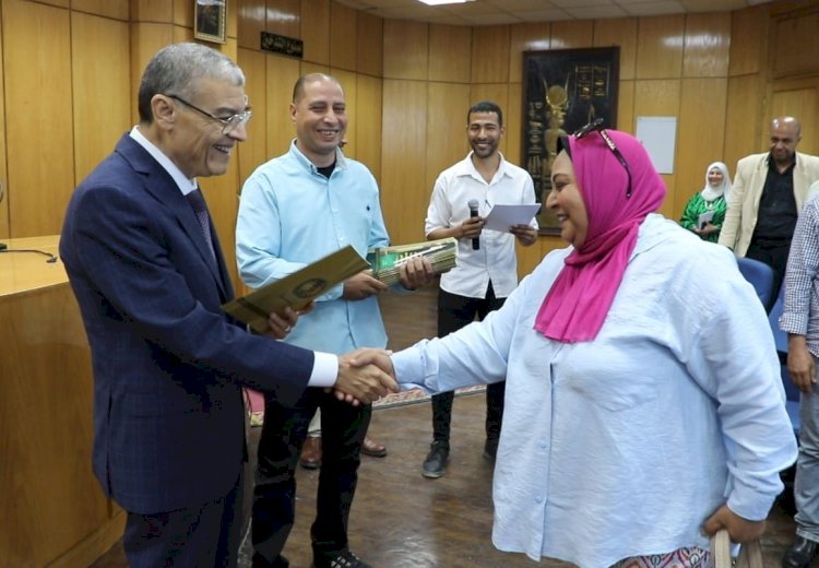 محافظ المنيا يسلم 44 عقداً جديداً لتقنين أوضاع أراضي أملاك الدولة