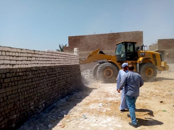 تنفيذ 5 حالات إزالة فورية بقرية المحروسة  بقنا