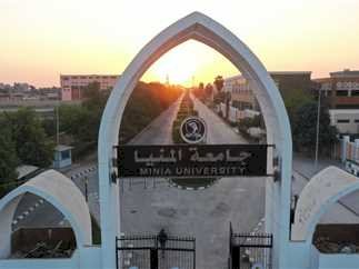 استمرار تسجيل رغبات الطلاب لاختبارات القدرات داخل 4 كليات بجامعة المنيا