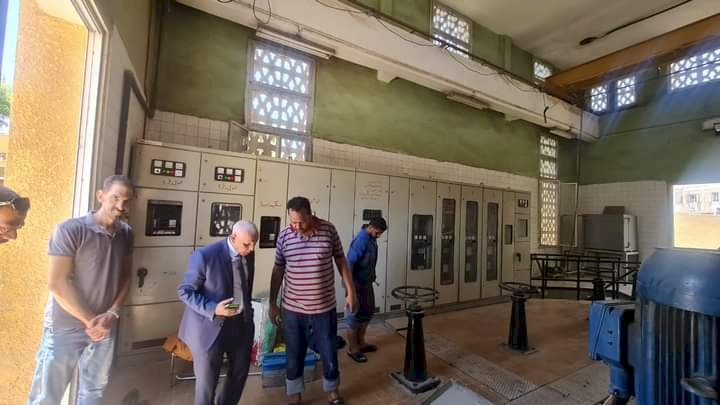 رئيس شركة المياه يتفقد محطة رفع صرف صحى حوض ١٠ بقنا