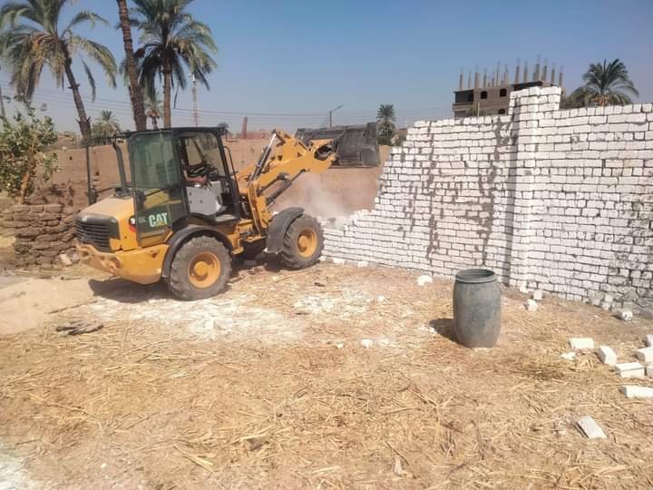 إزالة فورية بقرية الأشراف القبلية بقنا