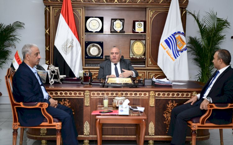 محافظ قنا يتابع الموقف التنفيذي  لقانون المحال التجارية