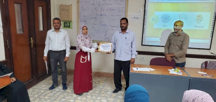 تدريب لمعلمات رياض الأطفال بإدارة فرشوط التعليمية على مهارات اللغة الإنجليزية والصوتيات