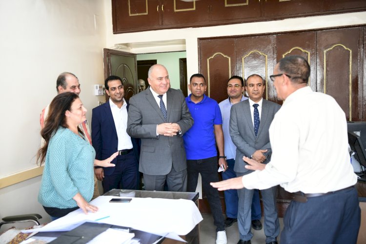 محافظ قنا يجرى جوله تفقدية بمديريتي الطرق والإسكان