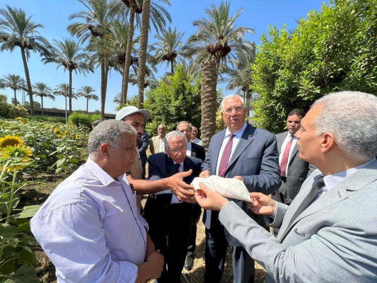 القصير يتفقد المراكز البحثية لانتاج التقاوي لتخيف الاحمال