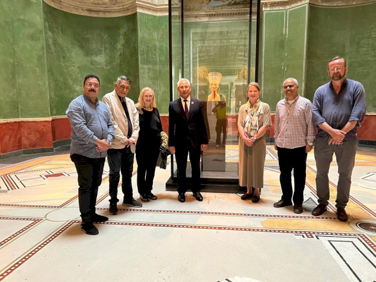 عصام فرحات يزور برلين ويلتقي برأس نفرتيتي شعار جامعة المنيا