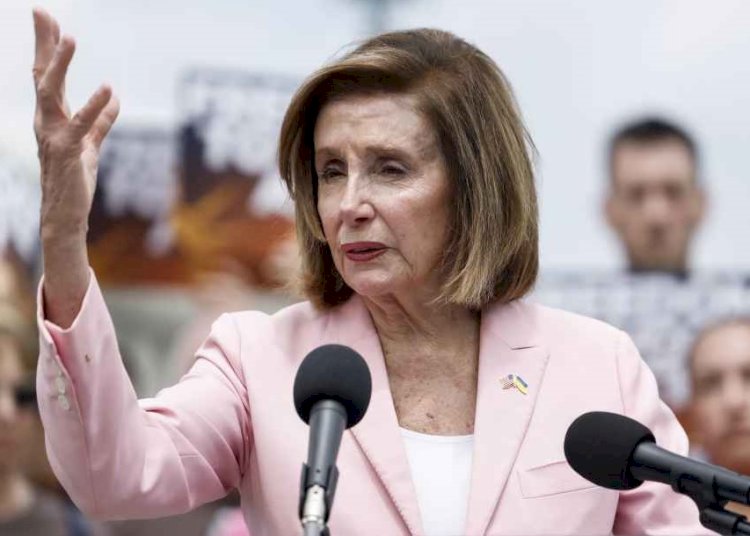 نانسي بيلوسي  تفتح النار علي داعمي ترامب من الجمهوريين