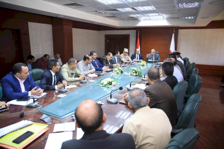 محافظ سوهاج يتابع تجهيزات مجمع خدمات حياة كريمة