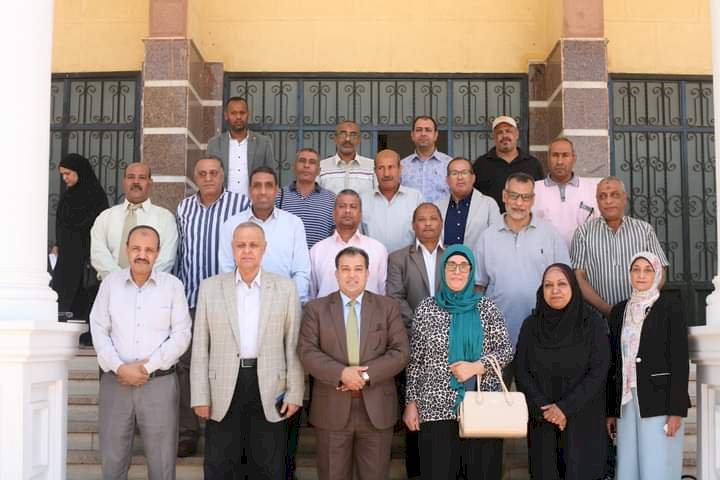 رئيس جامعة جنوب الوادى يجتمع مع مديرى العموم بالجامعة