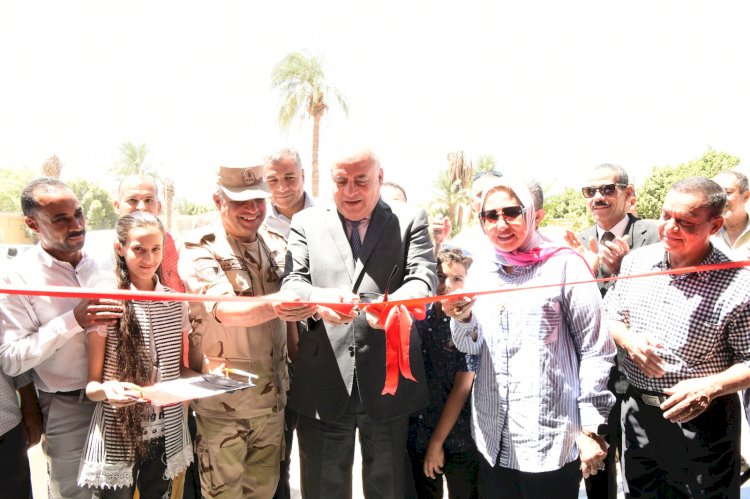 محافظ قنا يطلق إشارة التشغيل التجريبي لمجمع الخدمات الحكومية والزراعية بالقارة