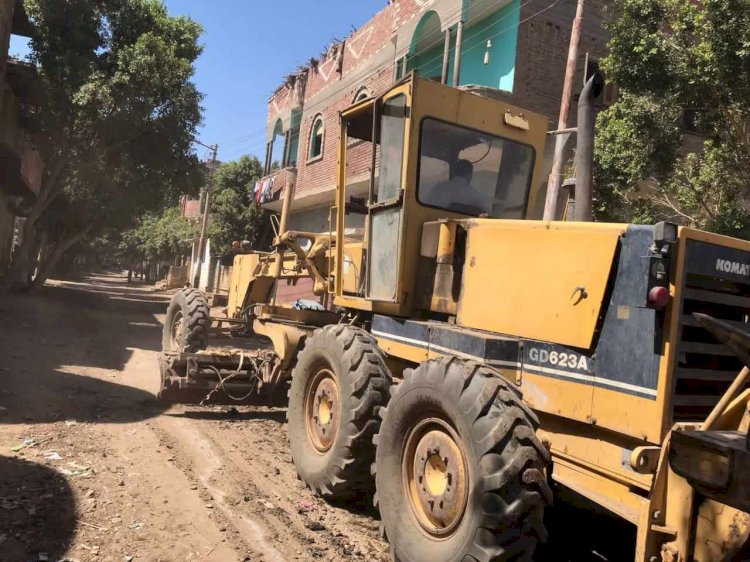 حملات مكثفة لتسوية وتمهيد الطرق بمراكز المنيا