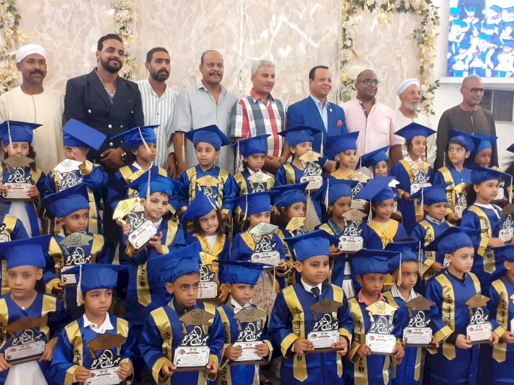 الرواد النموذجية بالترامسة قنا تكرم طلاب الدفعة الثامنة