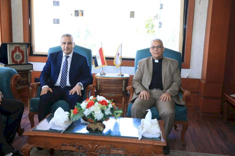 محافظ سوهاح :يستقبل وفد كلية اللاهوت مجمع المثال المسيحي