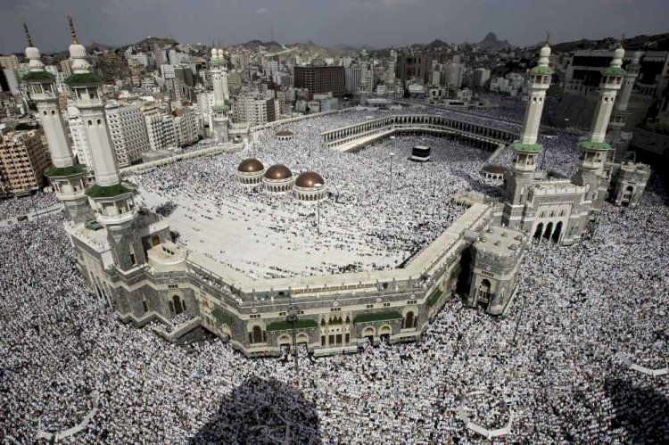 إمام المسجد الحرام يتعرض لوعكة صحية في بداية صلاة الجمعة