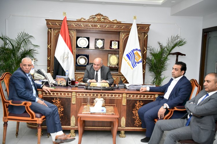 محافظ قنا يناقش المشروعات الخدمية