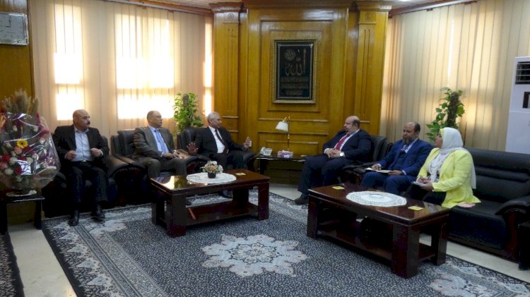 رئيس جامعة المنيا يستقبل وفد وزارة التخطيط لمتابعة المشروعات القائمة