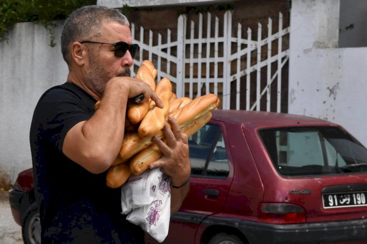 مفاجأة المسئول عن توفير الخبز هو المحتكر وسبب الازمة في تونس