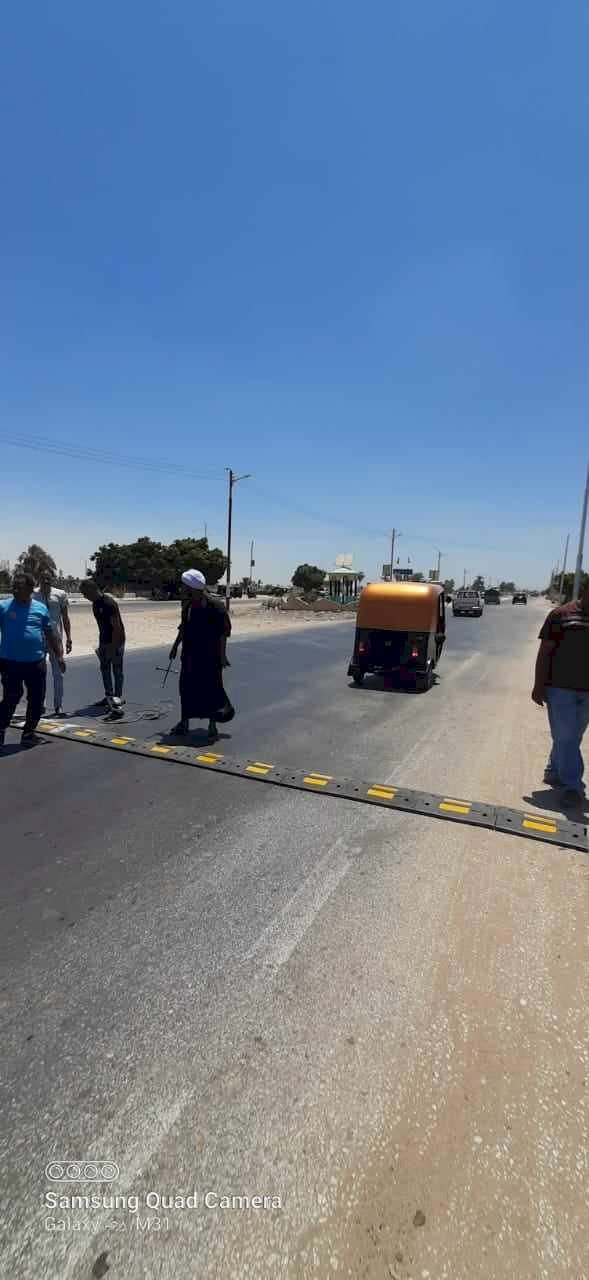 استكمال توصيلات الصرف الصحي بسمالوط ومطب صناعي بطريق مصر أسوان