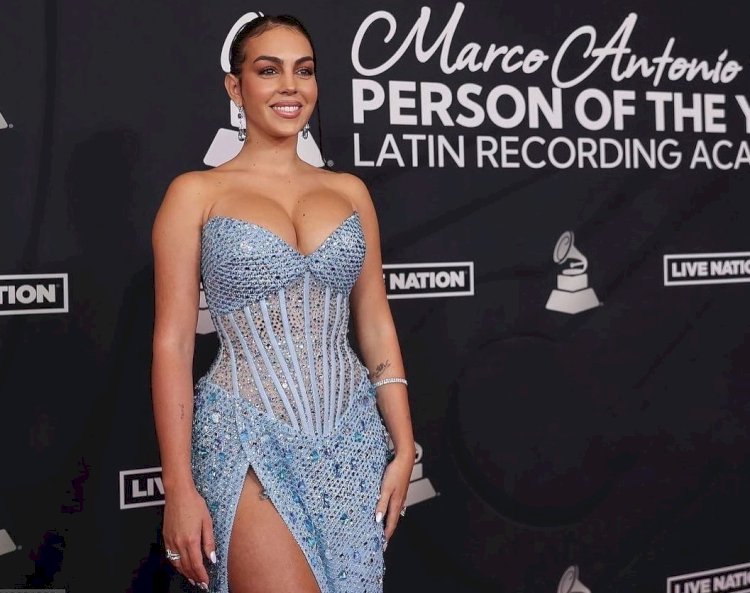 صديقة رونالدو تتربع علي القمة  بموضة نصف مفتوح نصف مغلق