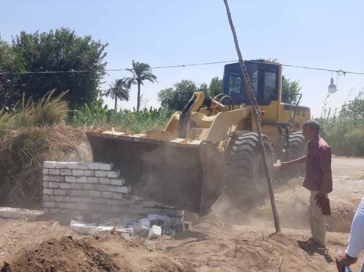 إزالة ١٠٧ حالات تعد على الأرض الزراعية وأملاك الدولة بمراكز المنيا