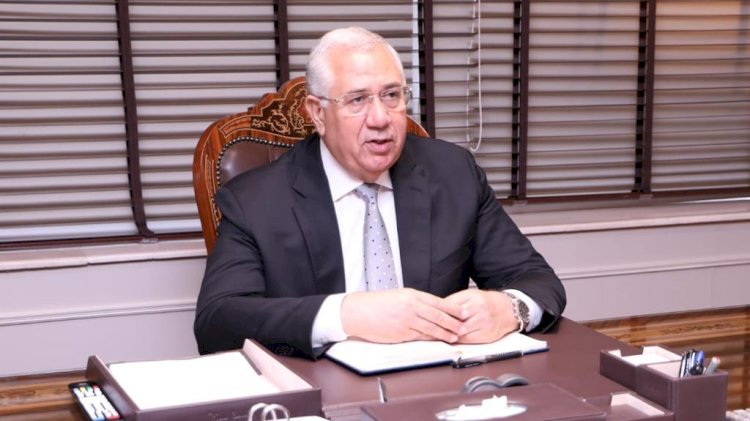 وزير الزراعة:الافراج عن ٢٨٤ الف طن اعلاف الذرة والصويا خلال اسبوعين